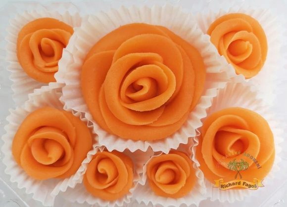 Dortová sada růží - oranžové oranžové