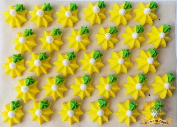 Cukrové ozdoby květy na platíčku 37