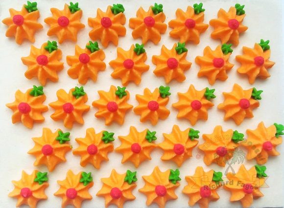 Cukrové ozdoby květy na platíčku 1