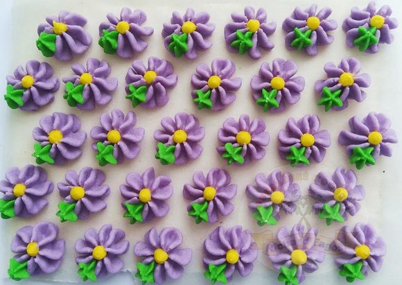 Cukrové ozdoby květy na platíčku 24