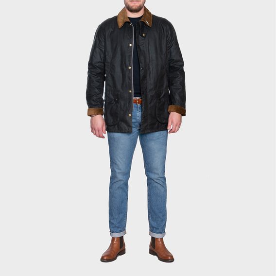 Náš model meria 182 cm a má na sebe bundu veľkosti L.