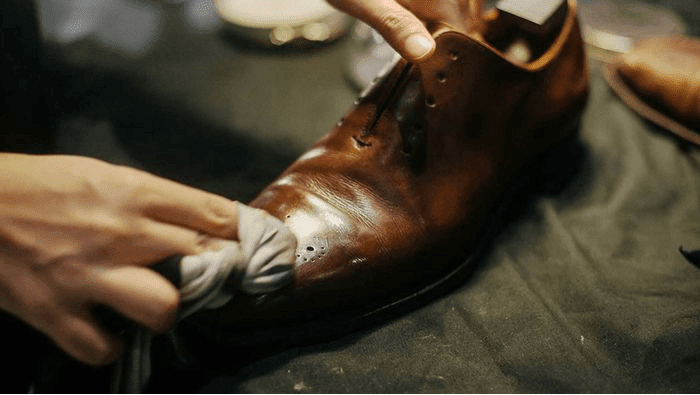 Ako si vybrať prípravok na starostlivosť o kožené topánky