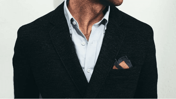 4 základné spôsoby, ako zložiť vreckovku do saka