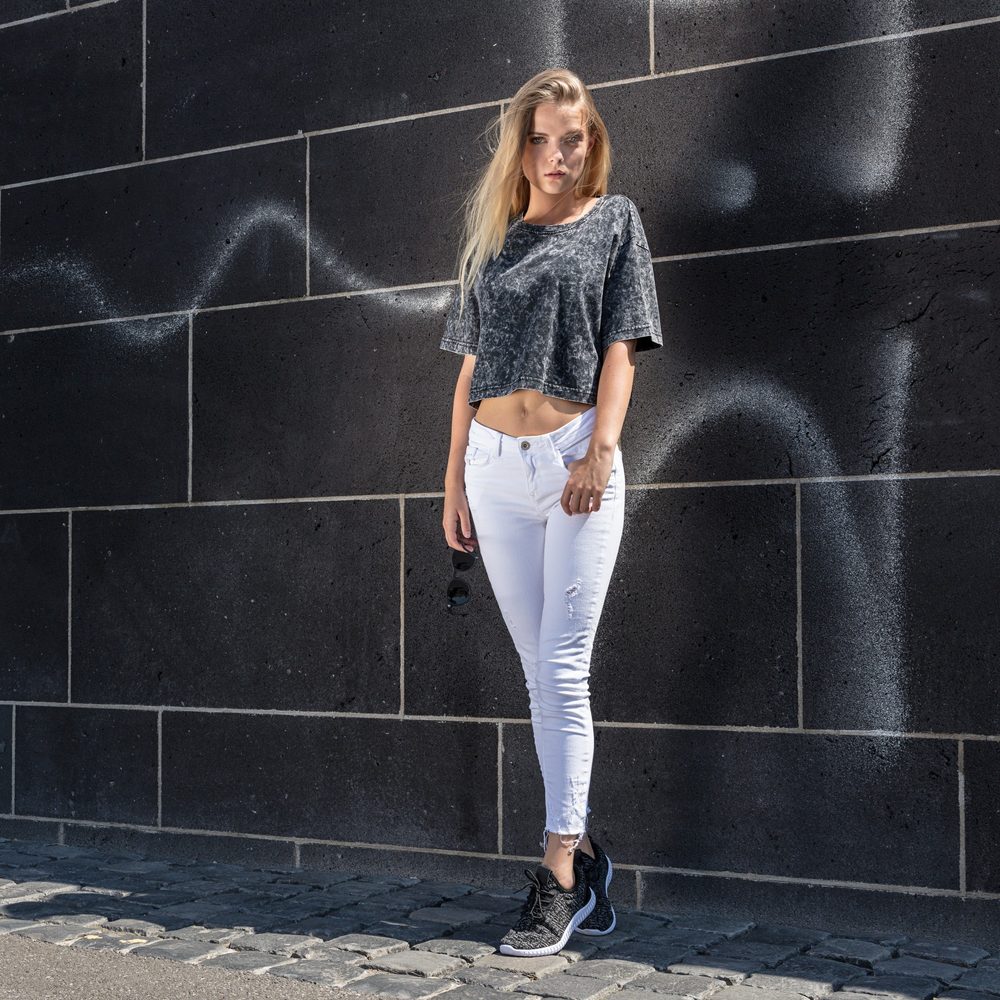 Build Your Brand Dámske crop top tričko Acid Washed - Šedá / čierna | XS