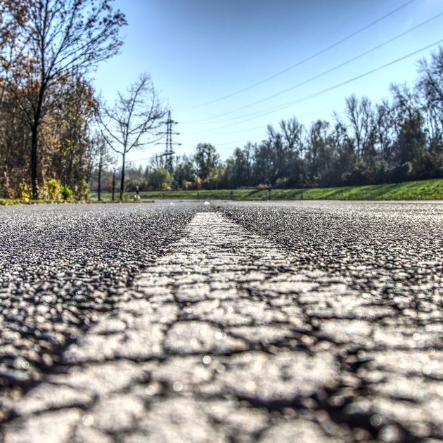 Jak dostat asfalt z podrazky?