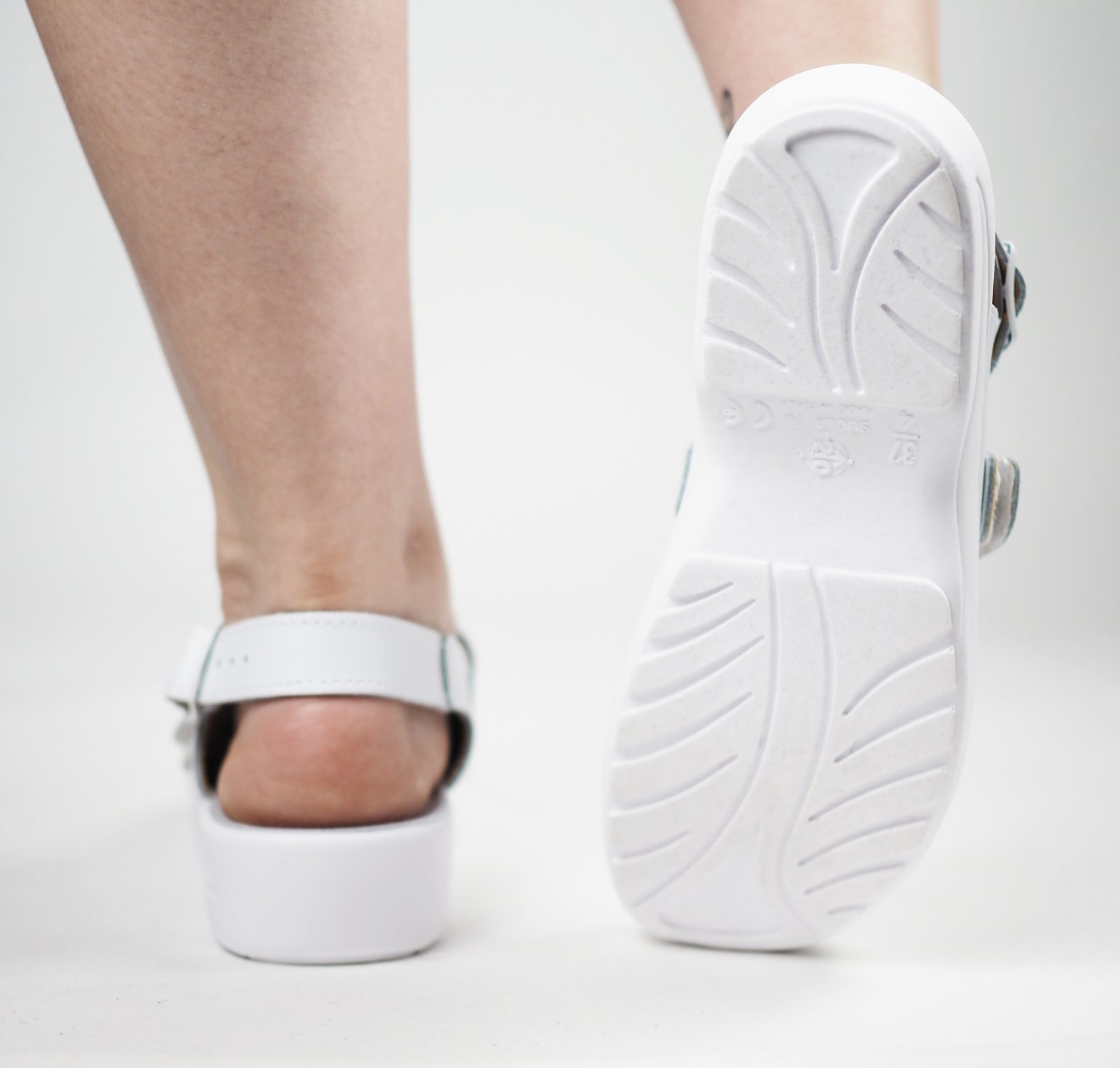 Damen Modische Weiße Chunky Clogs Mit Applikationen Und Accessoires main image 0
