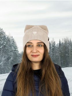 Pletená čepice s výšivkou Kočka