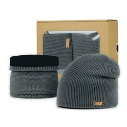 SET CADOU: CĂCIULĂ BĂRBĂTEASCĂ TIP BEANIE ȘI GULER TRICOTAT - SETURI CADOU - SETURI ȘI CADOURI