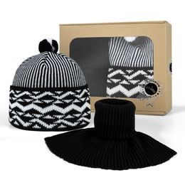 GESCHENKSET: ZMIJOVKA BONTIS MIT STRICKSCHAL - BOMMELMÜTZEN - CAPS UND MÜTZEN