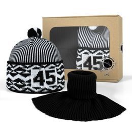 SET CADOU: ZMIJOVKA BONTIS ANIVERSARĂ CU GULER TRICOTAT - FESURI CU POMPON - ACCESORII