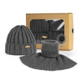 SET CADOU: CĂCIULĂ BĂRBĂTEASCĂ CU MODEL ÎN RELIEF ȘI GULER TRICOTAT - CĂCIULI - ACCESORII
