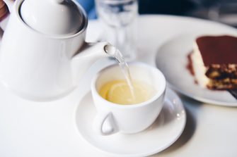 Hogyan lehet eltávolítani a tea foltokat?