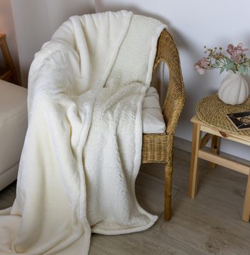 Pătură din microflanel cu imitație de mielușel