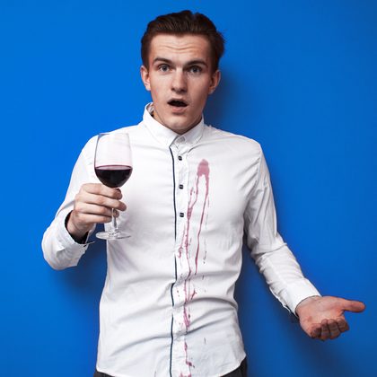 Ako odstrániť škvrny od červeného vína z oblečenia?