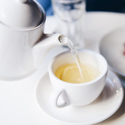 Ako odstrániť škvrny od čaju?