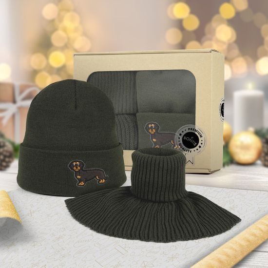 DARČEKOVÉ BALENIE: ČIAPKA S VÝŠIVKOU PRE POĽOVNÍKOV A PLETENÝ NÁKRČNÍK - ČIAPKY - ŠILTOVKY A ČIAPKY