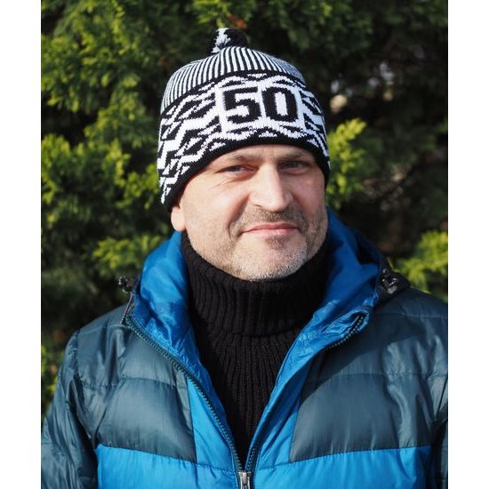 CĂCIULĂ RETRO „ZMIJOVKA“ BONTIS CU CIFRA VÂRSTEI BRODATĂ - FESURI CU POMPON - ACCESORII