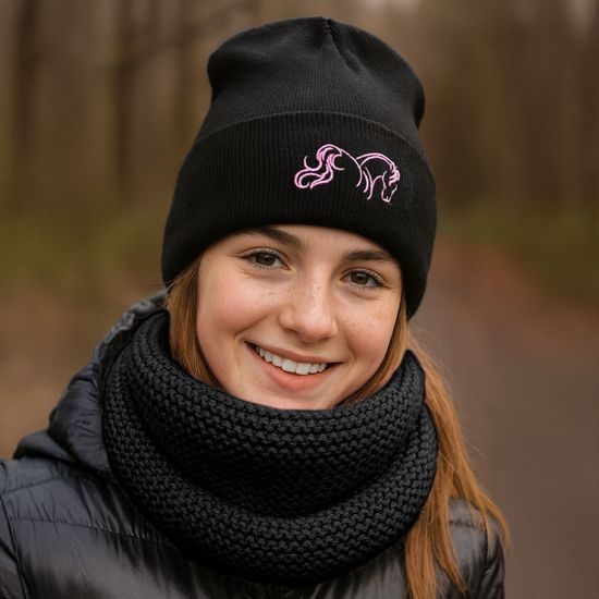 DÍVČÍ ČEPICE S VÝŠIVKOU KŮŇ - PLETENÉ ČEPICE - KŠILTOVKY A ČEPICE