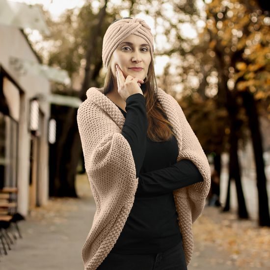 DARČEKOVÉ BALENIE: PLETENÝ KARDIGÁN A ČELENKA - SVETRE BEZ ZAPÍNANIA - OBLEČENIE