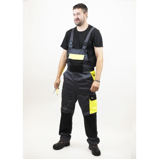 MODEL MĚŘÍ 174 CM A MÁ NA SOBĚ VELIKOST 54 - SALOPETE CU PIEPTAR - HAINE DE LUCRU