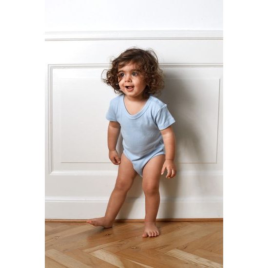 KURZÄRMELIGER BABY-BODY AUS BIO-FAIRTRADE-BAUMWOLLE - BABYKLEIDUNG UND BABYAUSSTATTUNG - KINDER KLEIDUNG