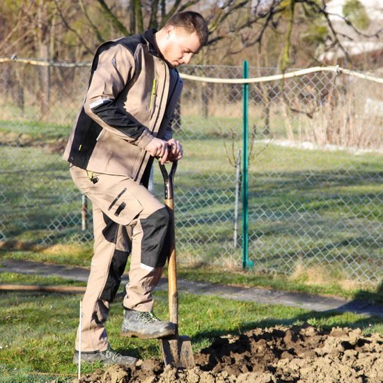 DAS MODEL IST 185 CM GROSS UND TRÄGT GRÖSSE 52 - BUNDJACKEN - ARBEITS KLEIDUNG