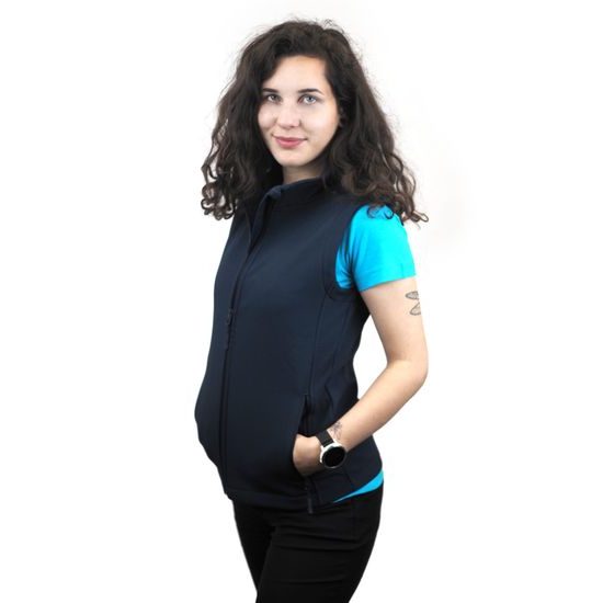 MODELUL MĂSOARĂ 160 CM ȘI POARTĂ O MĂRIME S. - VESTE SOFTSHELL - ECHIPAMENT SPORTIV