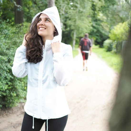 MODELKA MĚŘÍ 160 CM A MÁ NA SOBĚ VELIKOST S - NEPROMOKAVÉ BUNDY - OBLEČENÍ