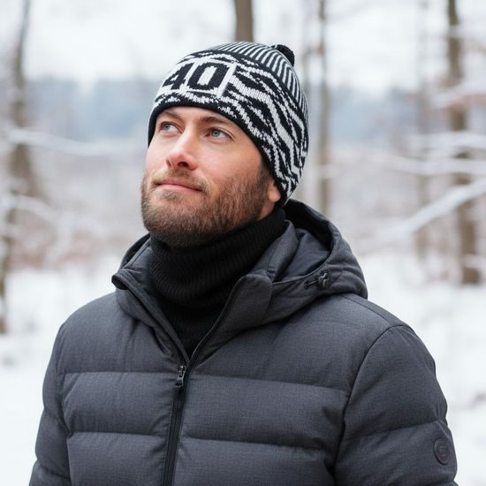 AJÁNDÉKCSOMAG: JUBILEUMI ZMIJOVKA BONTIS KÖTÖTT NYAKMELEGÍTŐVEL - SAPKÁK POMPOMMAL - BASEBALL SAPKÁK ÉS SAPKÁK