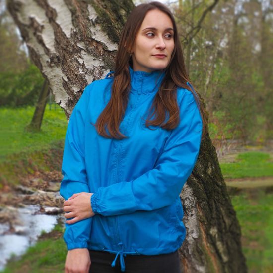 A MODELL MAGASSÁGA 164 CM ÉS S MÉRETET VISEL - VÍZLEPERGETŐ DZSEKIK - RUHÁZAT