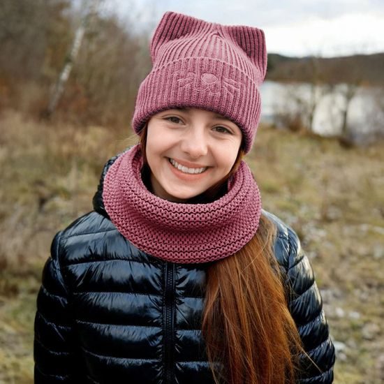 PLETENÁ ČEPICE S VÝŠIVKOU KOČKA - PLETENÉ ČEPICE - KŠILTOVKY A ČEPICE