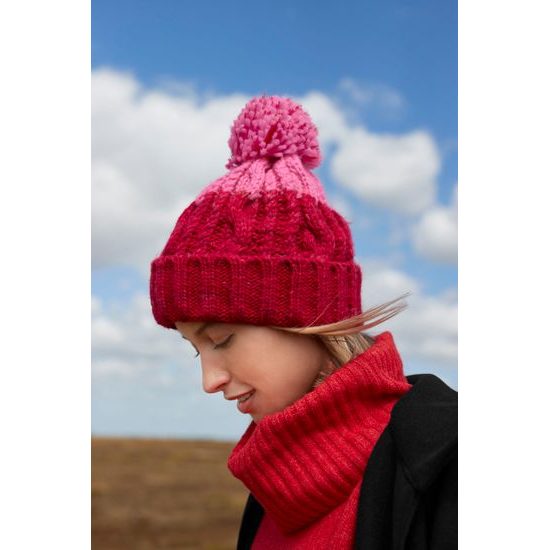 DVOJFAREBNÁ PLETENÁ ČIAPKA S BRMBOLCOM - ČIAPKY S BRMBOLCOM - ŠILTOVKY A ČIAPKY