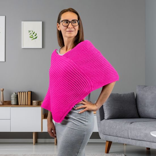 MODELKA MĚŘÍ 165 CM A NOSÍ VELIKOST M. - SVETRY - OBLEČENÍ