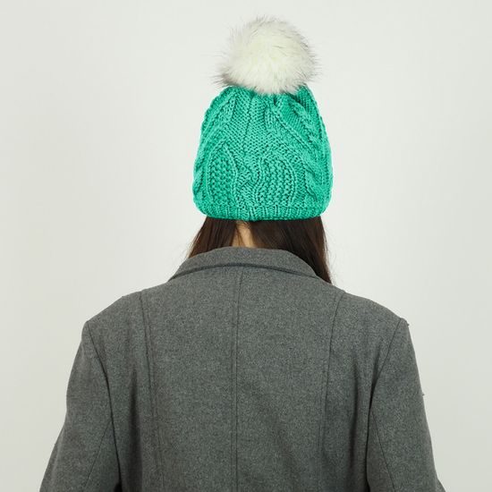 DÁMSKA ZIMNÁ ČIAPKA S KOŽUŠINOVÝM BRMBOLCOM - ČIAPKY S BRMBOLCOM - ŠILTOVKY A ČIAPKY