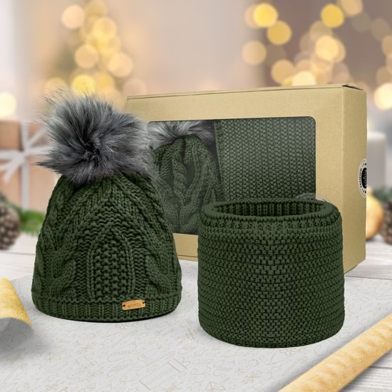 SET CADOU: CĂCIULĂ DAMĂ CU CIUCURE ȘI GULER CIRCULAR - CĂCIULI - ACCESORII