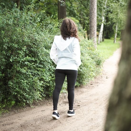 DAS MODEL IST 160 CM GROSS UND TRÄGT GRÖSSE S - WASSERDICHTE JACKEN - KLEIDUNG