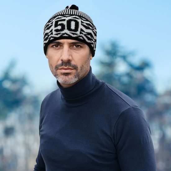 CĂCIULĂ RETRO „ZMIJOVKA“ BONTIS CU CIFRA VÂRSTEI BRODATĂ - FESURI CU POMPON - ACCESORII