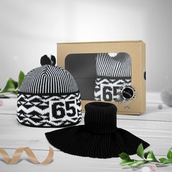 SET CADOU: ZMIJOVKA BONTIS ANIVERSARĂ CU GULER TRICOTAT - FESURI CU POMPON - ACCESORII