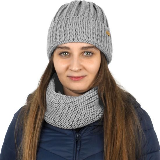 PLETENÁ ČIAPKA S REBROVANÝM VZOROM - PLETENÉ ČIAPKY - DOPLNKY