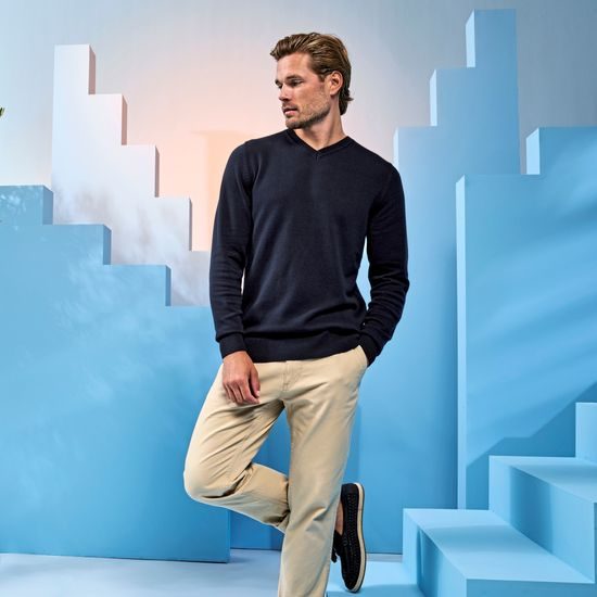 PÁNSKY SVETER S VÝSTRIHOM DO V - SVETRE DO V - OBLEČENIE