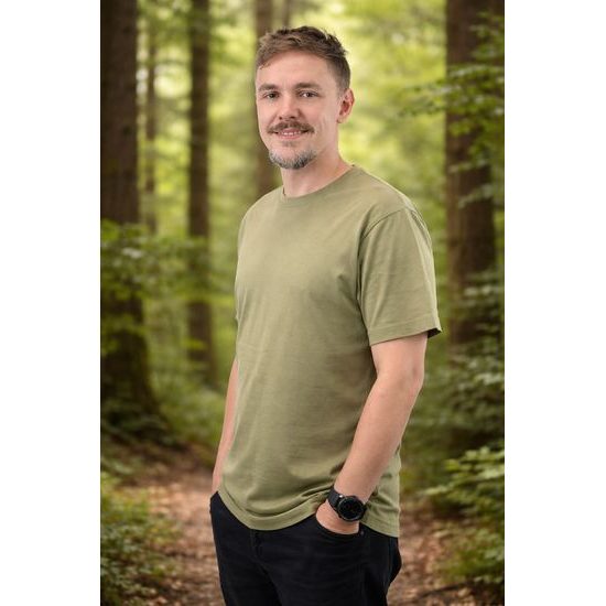 MODEL MERIA 180 CM A MÁ NA SEBE VEĽKOSŤ L. - TRIČKÁ S KRÁTKYM RUKÁVOM - OBLEČENIE
