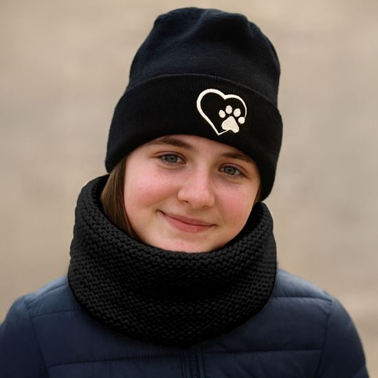 ČEPICE S VÝŠIVKOU TLAPKA V SRDÍČKU - PLETENÉ ČEPICE - KŠILTOVKY A ČEPICE