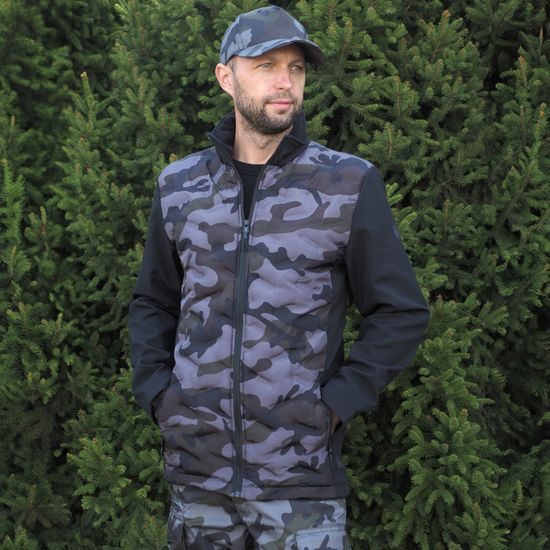 MODELUL MĂSOARĂ 176 CM ȘI POARTĂ O MĂRIME M - JACHETE, GECI - ÎMBRĂCĂMINTE