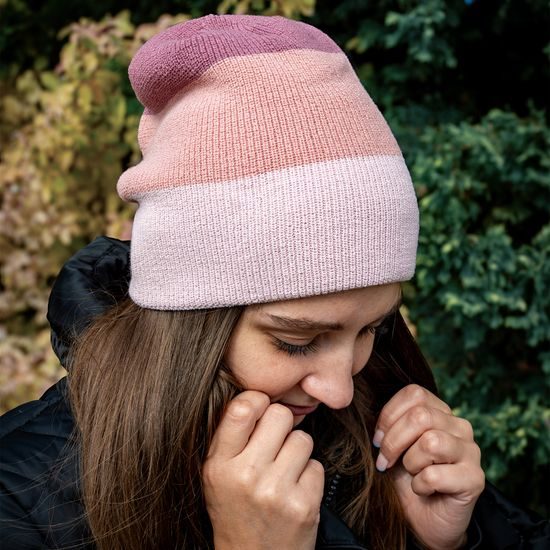ZIMNÁ SPADNUTÁ PRUHOVANÁ ČIAPKA - PLETENÉ ČIAPKY - DOPLNKY