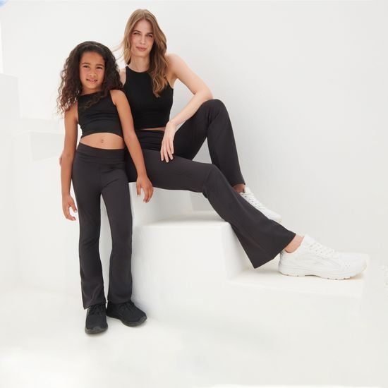 MÄDCHEN-LEGGINGS MIT AUSGESTELLTEM BEIN - JOGGINGHOSEN UND SHORTS FÜR KINDER - KINDER KLEIDUNG