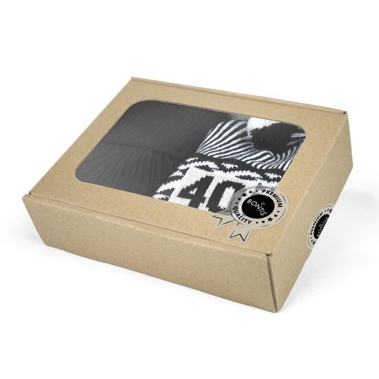 AJÁNDÉKCSOMAG: JUBILEUMI ZMIJOVKA BONTIS KÖTÖTT NYAKMELEGÍTŐVEL - SAPKÁK POMPOMMAL - BASEBALL SAPKÁK ÉS SAPKÁK