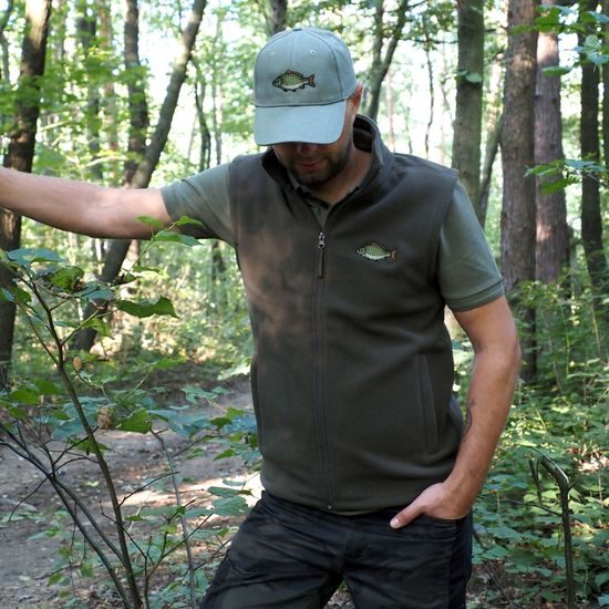 FLEECEWESTE MIT STICKEREI KARPFEN - ANGLER - KLEIDUNG