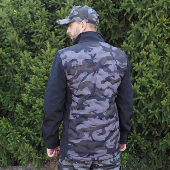MODELUL MĂSOARĂ 176 CM ȘI POARTĂ O MĂRIME M - JACHETE, GECI - ÎMBRĂCĂMINTE