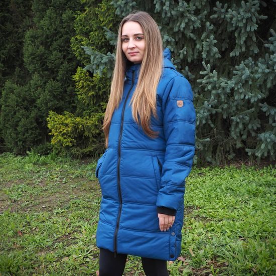 MODELUL MĂSOARĂ 167 CM ȘI POARTĂ O MĂRIME S - GECI MATLASATE ȘI CU PUF - ÎMBRĂCĂMINTE