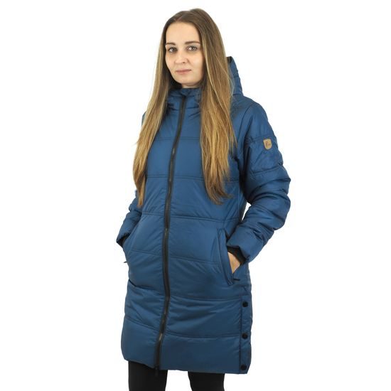 MODELUL MĂSOARĂ 167 CM ȘI POARTĂ O MĂRIME S - GECI MATLASATE ȘI CU PUF - ÎMBRĂCĂMINTE